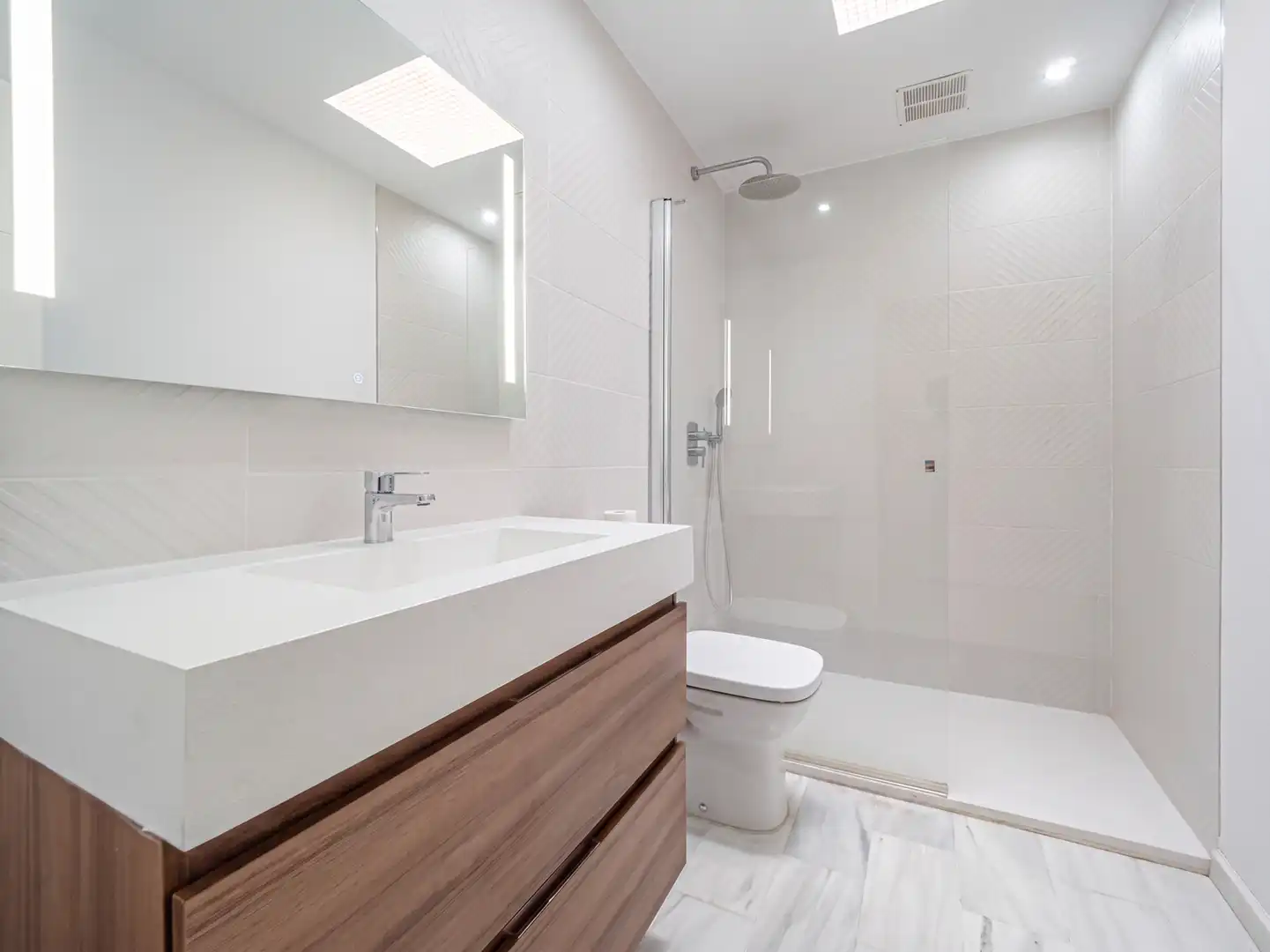Bathroom of Houses for sale in Elviria - Cabopino
