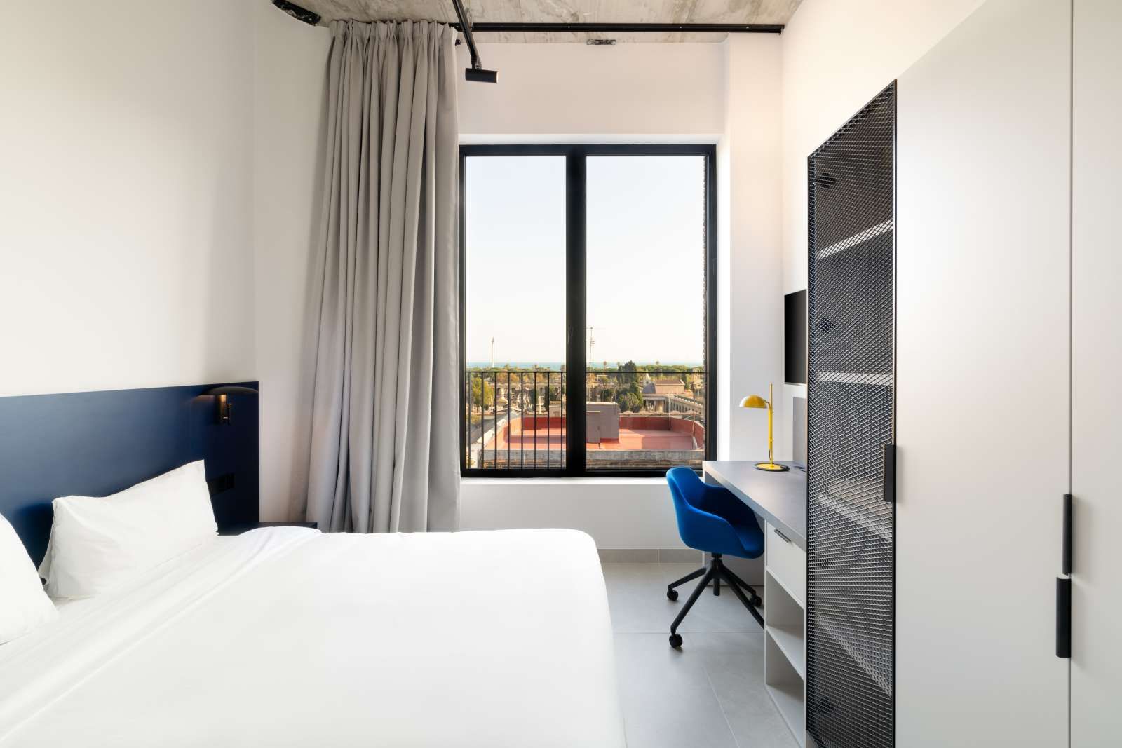 Bedroom of Study to share in  Barcelona Capital  with Air Conditioner, Heating and Terrace