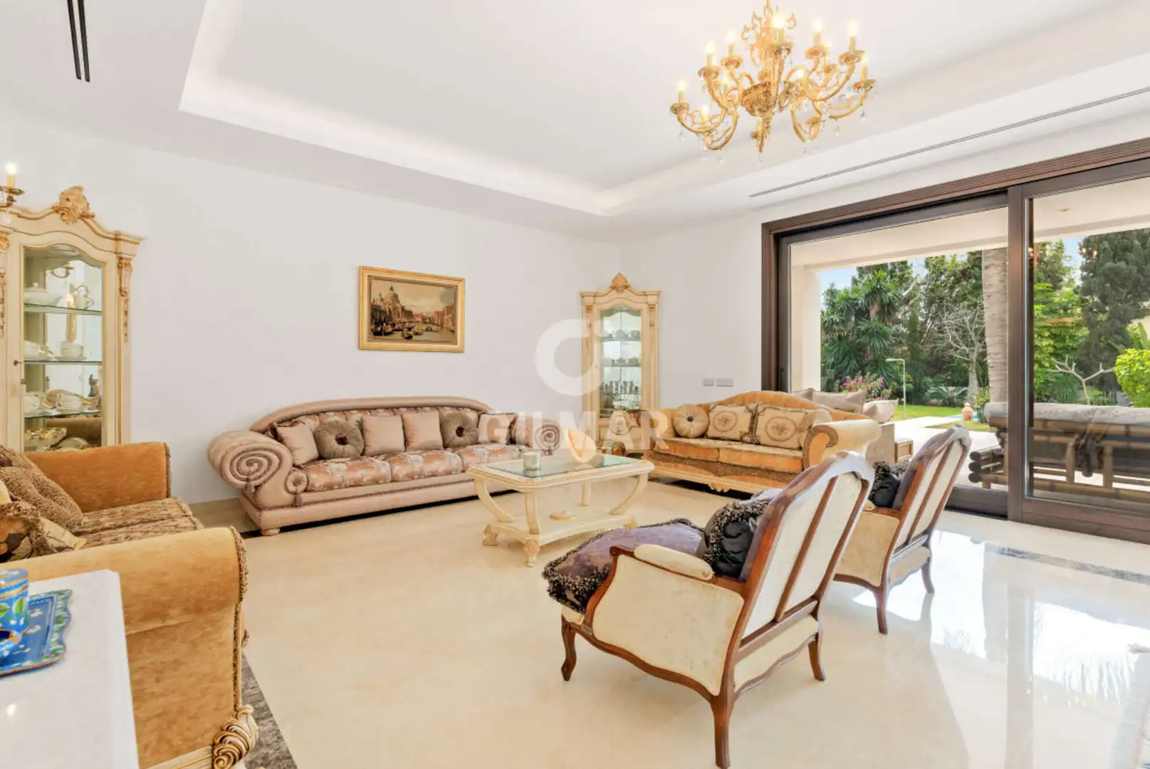 Sala d'estar de Casa o xalet en venda en Estepona amb Calefacció, Jardí privat i Piscina