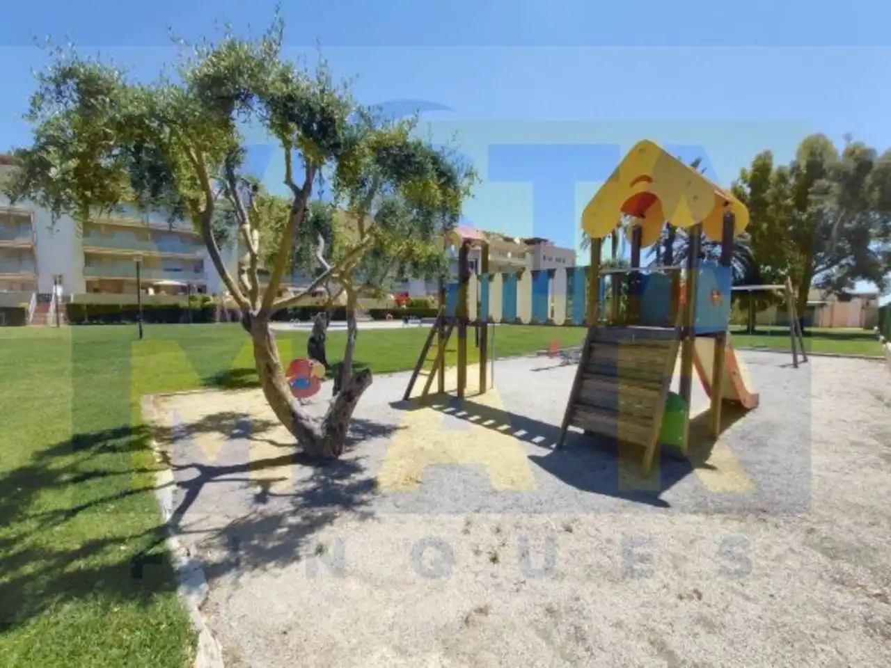 Vista exterior de Pis en venda en Cubelles amb Aire condicionat, Calefacció i Jardí privat