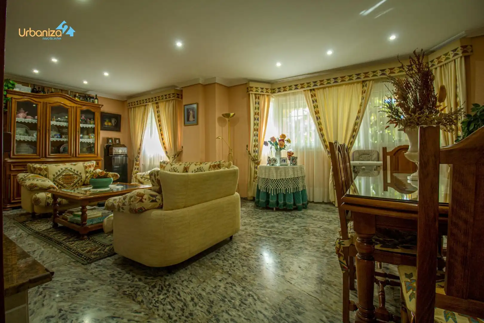 Sala d'estar de Casa o xalet en venda en Badajoz amb Aire condicionat, Jardí privat i Terrassa