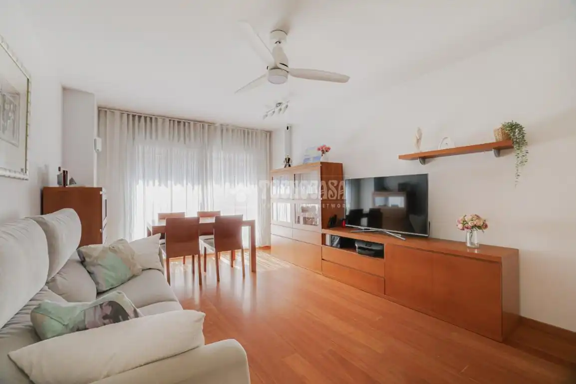 Sala de estar de Piso en venta en L'Hospitalet de Llobregat con Aire acondicionado, Calefacción y Balcón