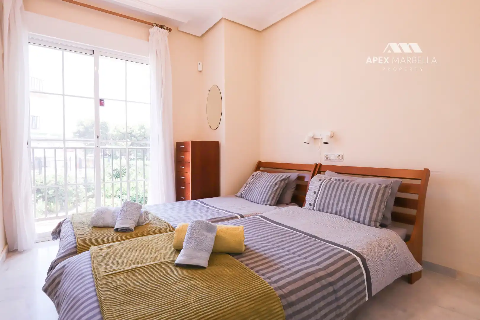 Schlafzimmer von Einfamilien-Reihenhaus zum Verkauf in Marbella mit Klimaanlage, Privatgarten und Terrasse