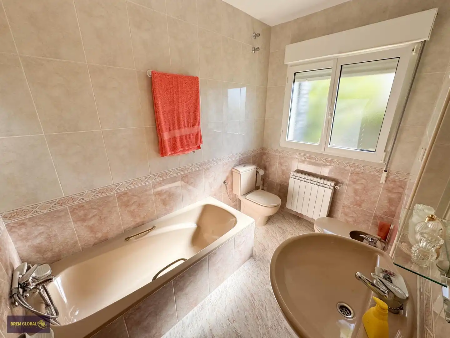 Bathroom of Houses for sale in La Cabrera  with Heating, Private garden and Swimming Pool
