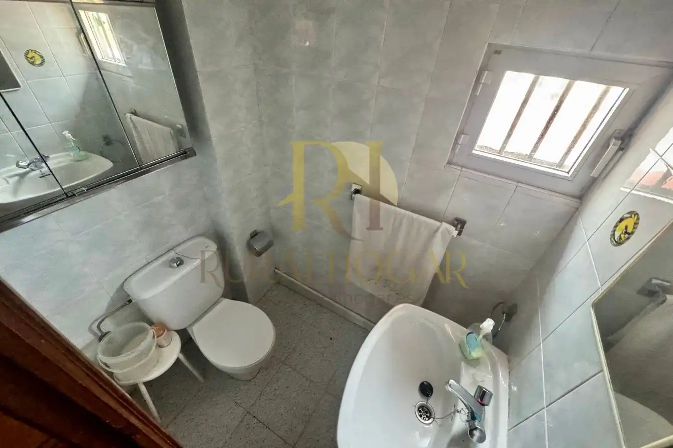 Bany de Casa o xalet en venda en La Pola de Gordón  amb Calefacció i Jardí privat