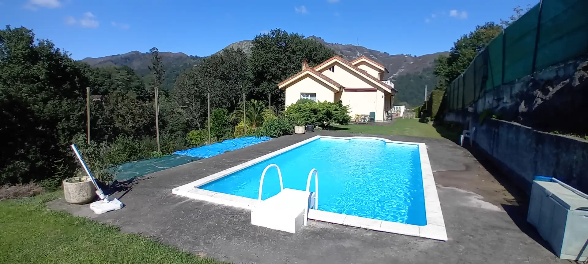 Piscina de Casa o xalet en venda en Parres amb Calefacció, Jardí privat i Parquet