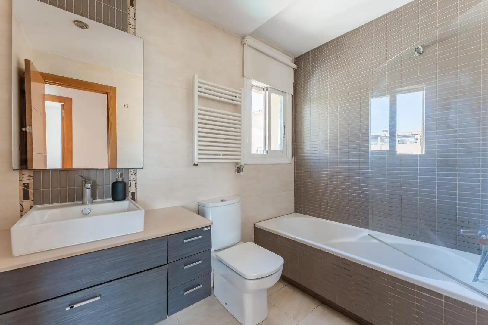 Baño de Piso en venta en Parets del Vallès con Aire acondicionado, Calefacción y Parquet