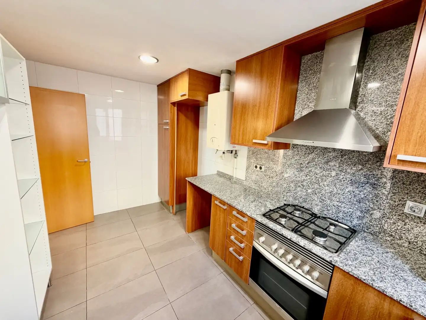 Kitchen of Flat for rent in  Barcelona Capital  with Air Conditioner, Terrace and Balcony