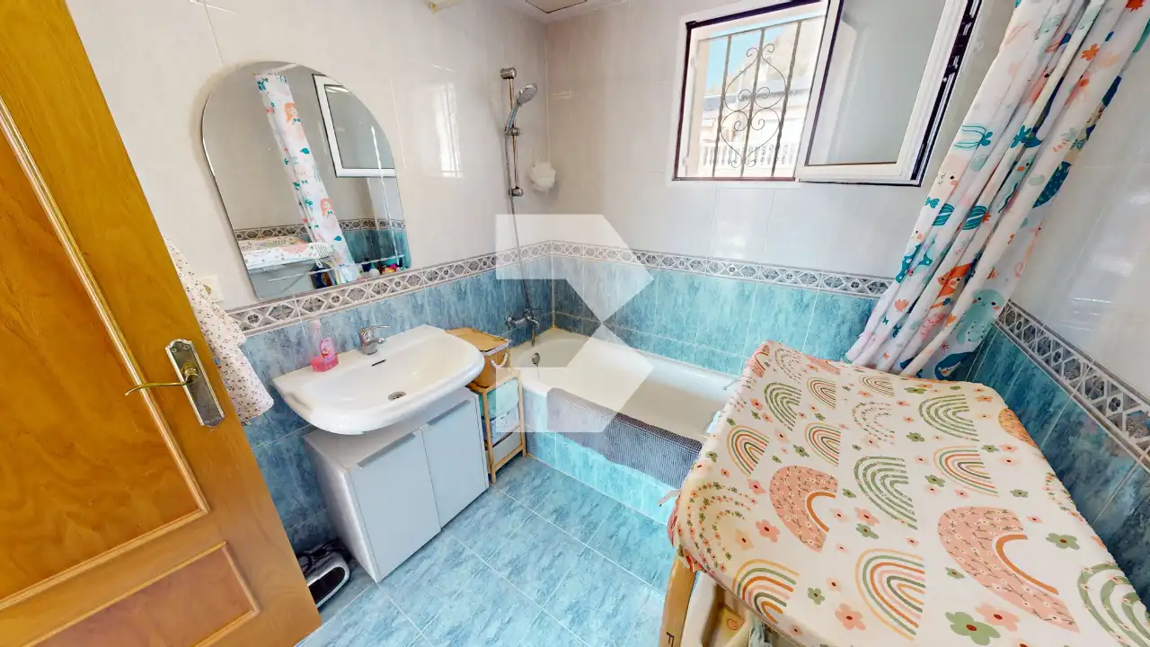Badezimmer von Einfamilien-Reihenhaus zum Verkauf in Mutxamel mit Klimaanlage, Heizung und Terrasse