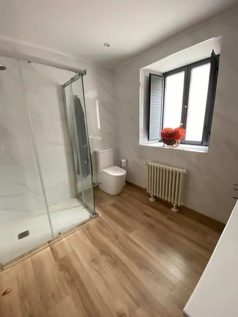 Bany de Casa o xalet en venda en Aller amb Calefacció, Terrassa i Traster