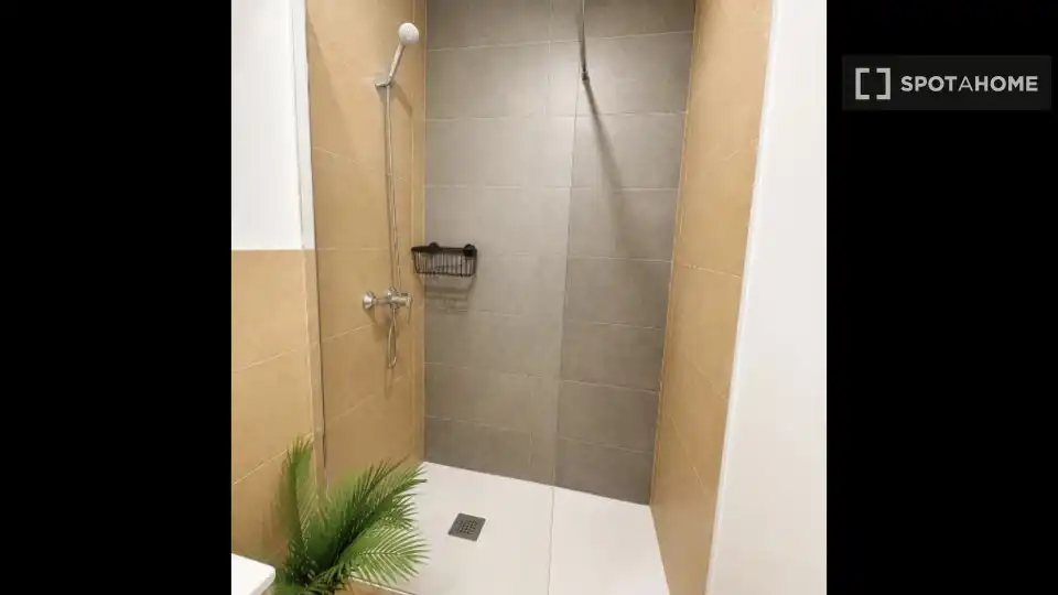 Bathroom of Flat for share in Las Palmas de Gran Canaria  with Air Conditioner, Terrace and Furnished