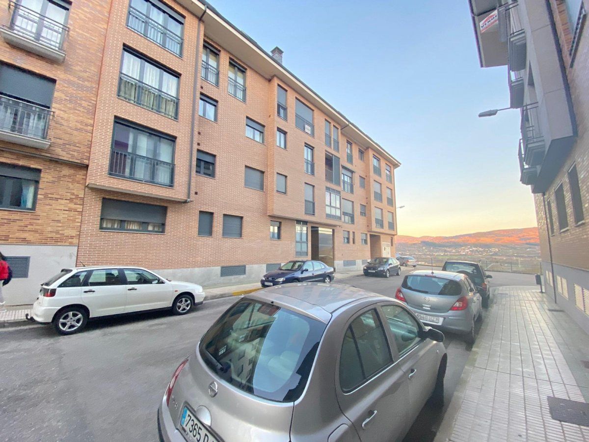 Vista exterior de Apartament en venda en Ponferrada amb Calefacció, Terrassa i Traster