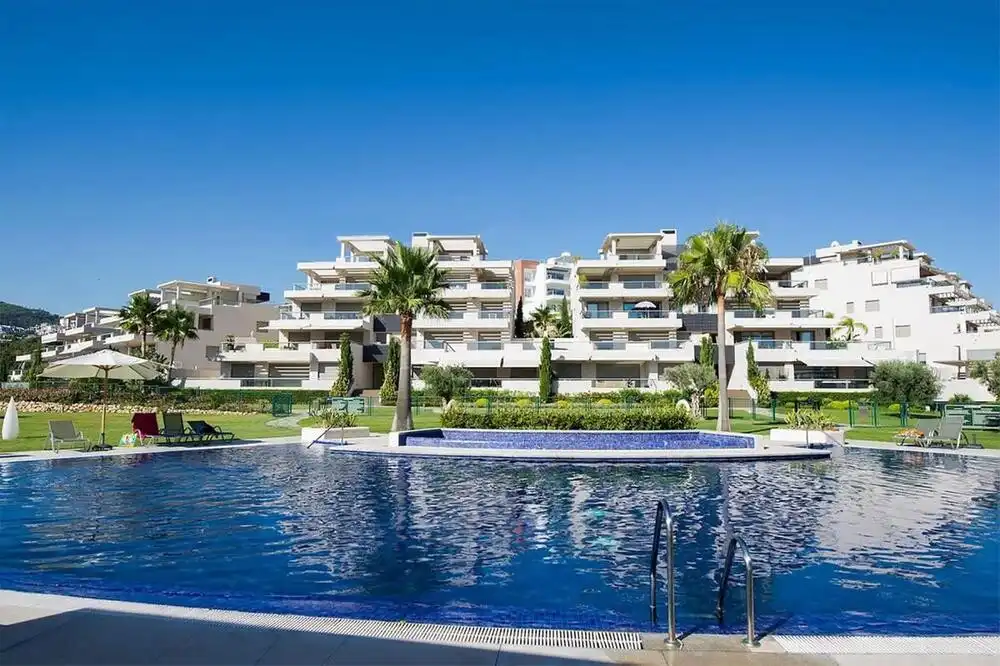 Schwimmbecken von Wohnungen zur Miete in Benahavís mit Klimaanlage, Terrasse und Schwimmbad