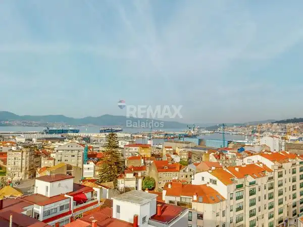 Vista exterior de Piso en venta en Vigo  con Calefacción, Parquet y Terraza