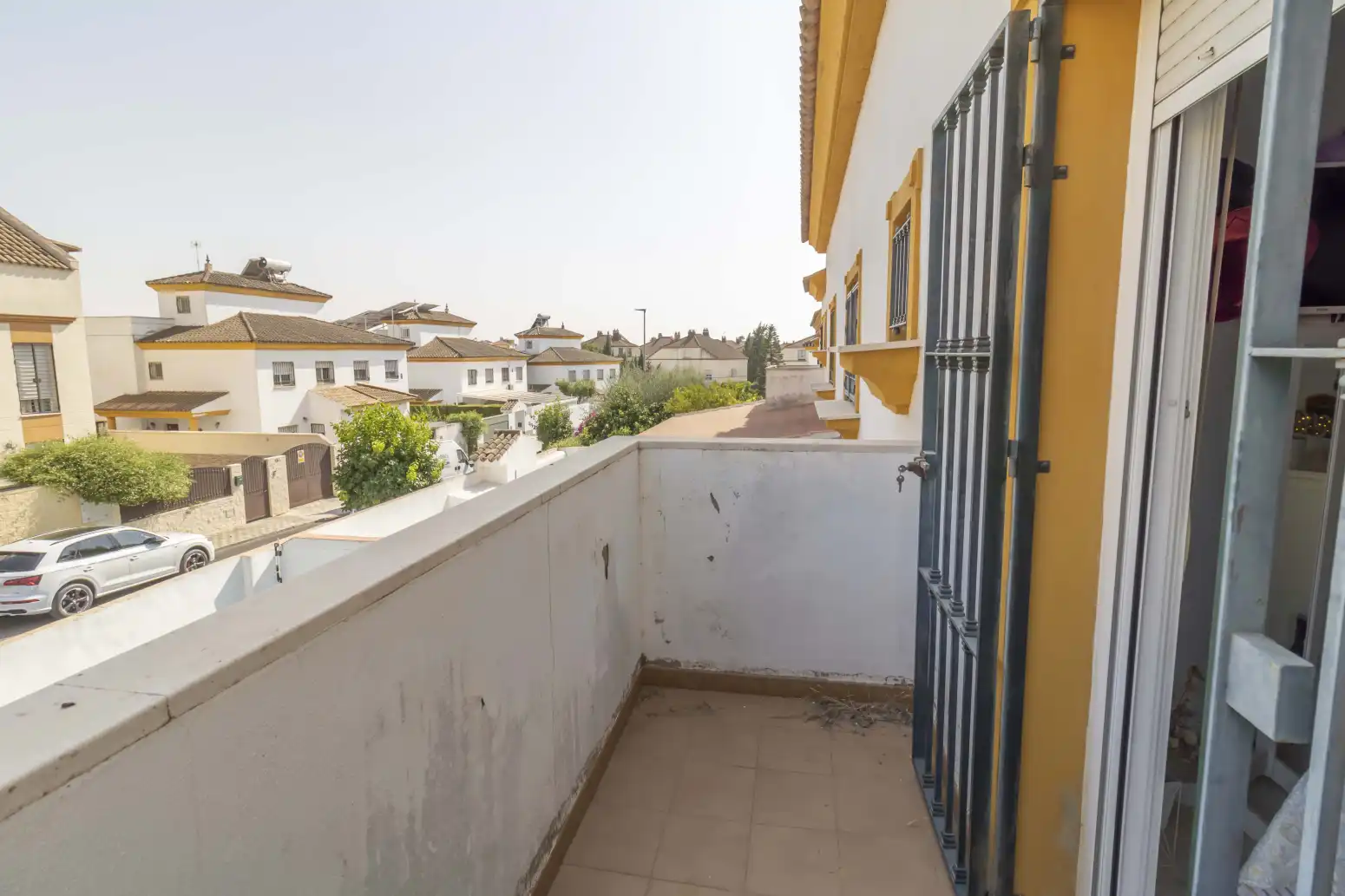 Vista exterior de Casa adosada en venda en Gines amb Aire condicionat, Jardí privat i Terrassa