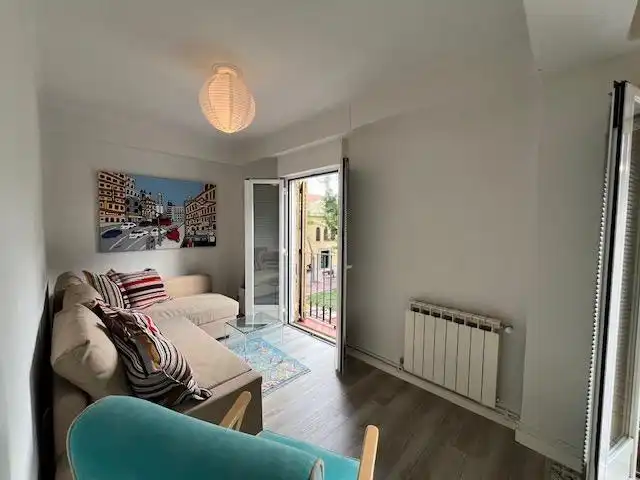 Sala d'estar de Apartament de lloguer en  Madrid Capital amb Aire condicionat i Moblat