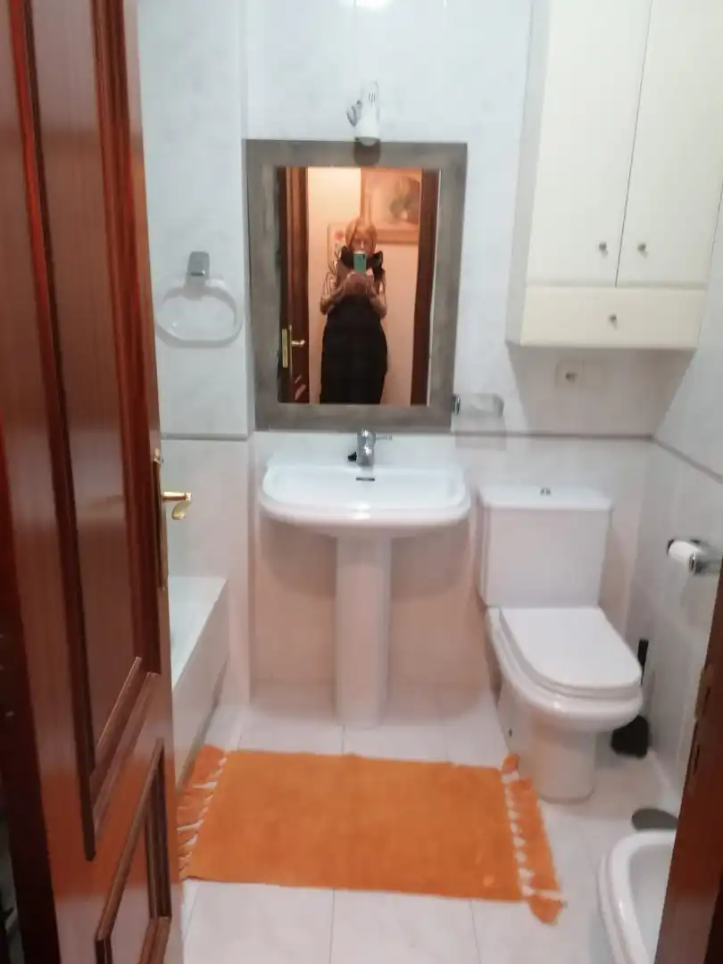 Badezimmer von Wohnungen zur Miete in Pontevedra Capital  mit Abstellraum, Möbliert und Ofen