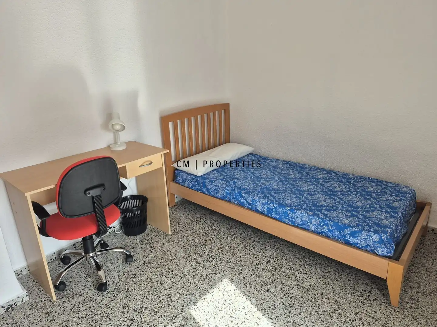 Dormitori de Pis de lloguer en Burjassot amb Aire condicionat, Terrassa i Moblat