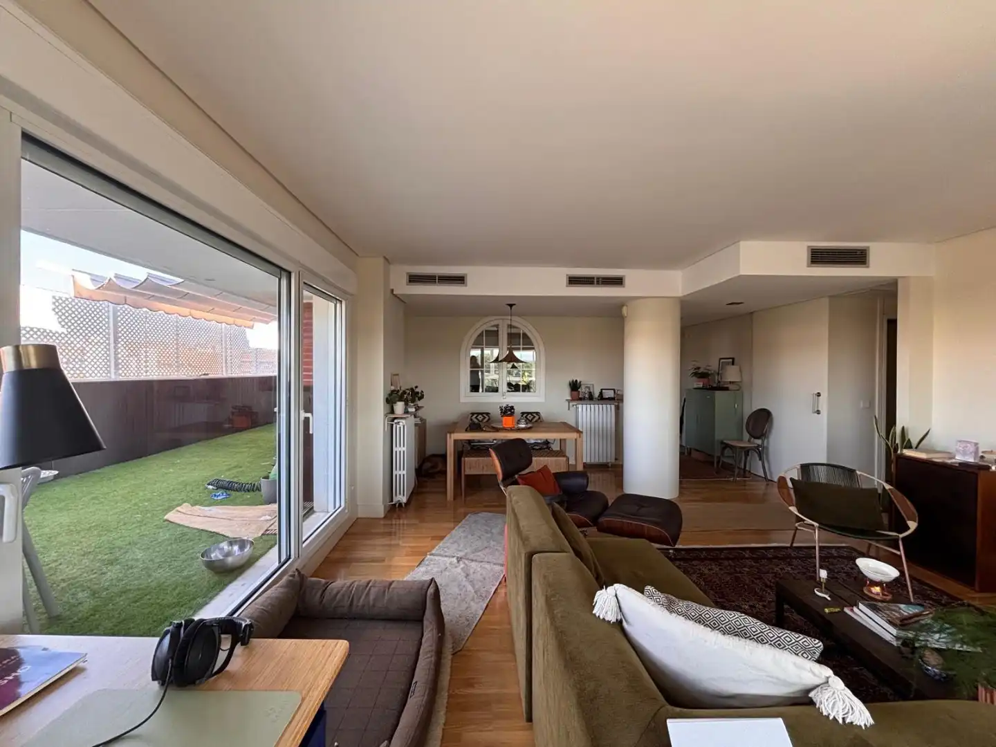 Wohnzimmer von Dachboden zur Miete in Madrid mit Privatgarten, Parkett und Terrasse