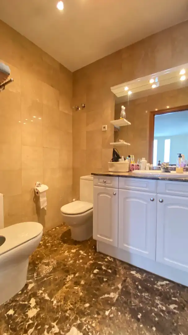 Baño de Casa adosada en venta en Cerdanyola del Vallès con Aire acondicionado, Calefacción y Jardín privado