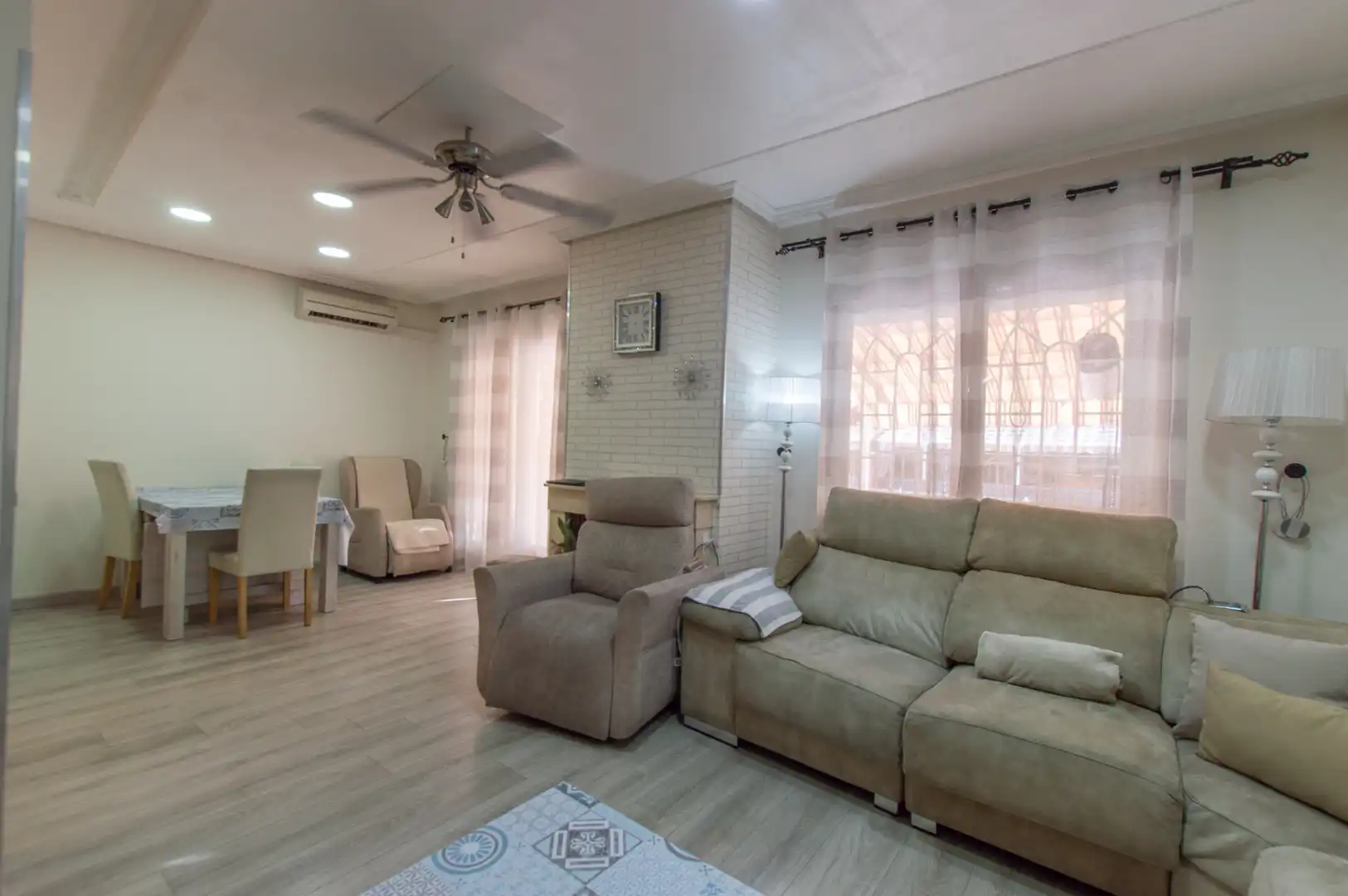 Sala de estar de Casa adosada en venta en Alcalá de Henares con Aire acondicionado, Calefacción y Terraza