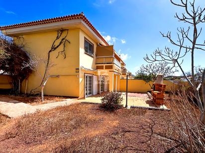 Vista exterior de Planta baixa en venda en Arona amb Jardí privat, Terrassa i Piscina comunitària
