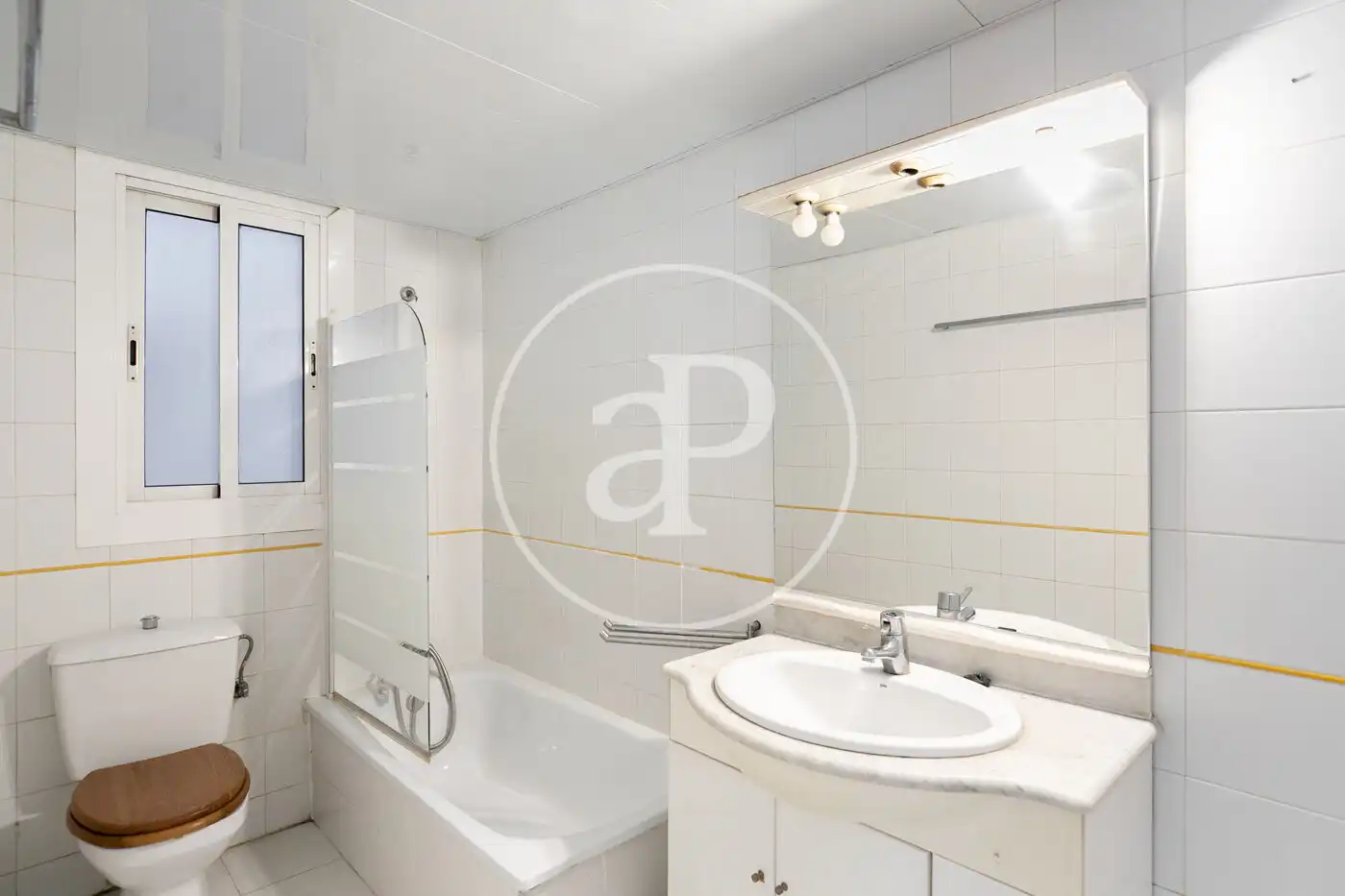 Baño de Piso en venta en Barcelona con Calefacción, Terraza y Balcón