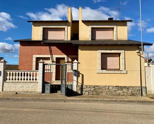Vista exterior de Casa o xalet en venda en Pozuelo del Páramo amb Terrassa