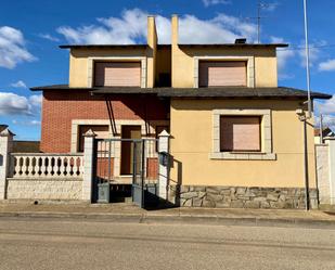 Vista exterior de Casa o xalet en venda en Pozuelo del Páramo amb Jardí privat i Terrassa