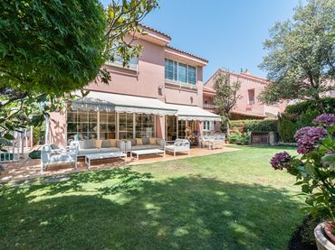 House with pool for sale in Paseo de Emilia Alarcos