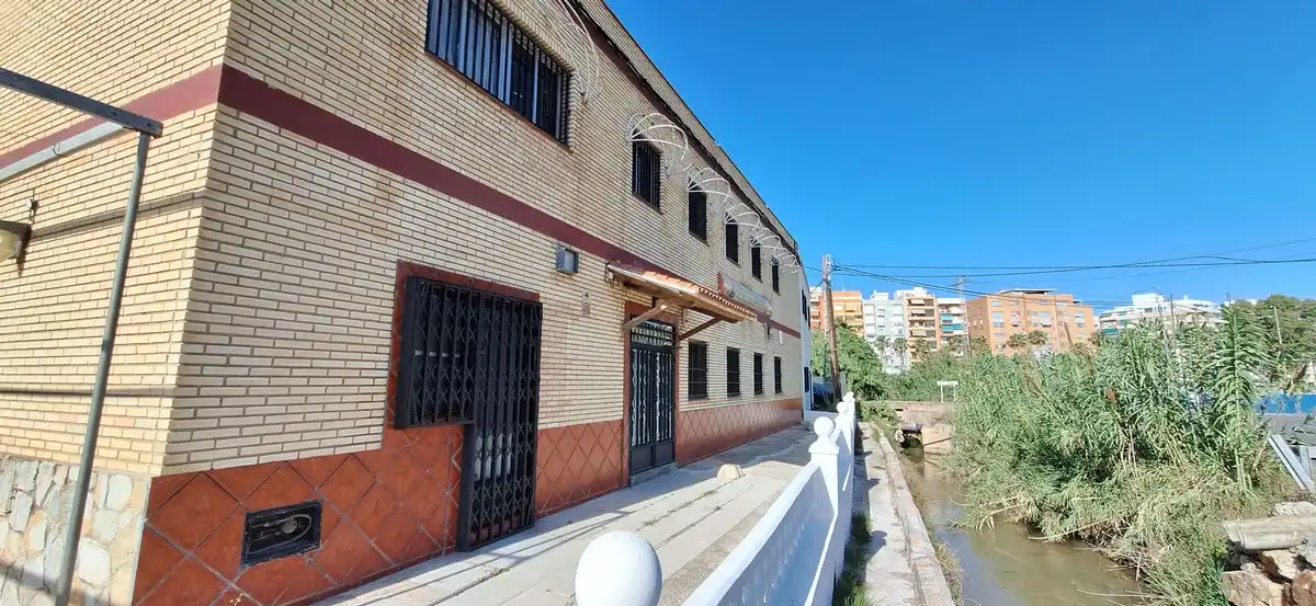 Vista exterior de Local en venda en Cullera amb Aire condicionat, Calefacció i Terrassa