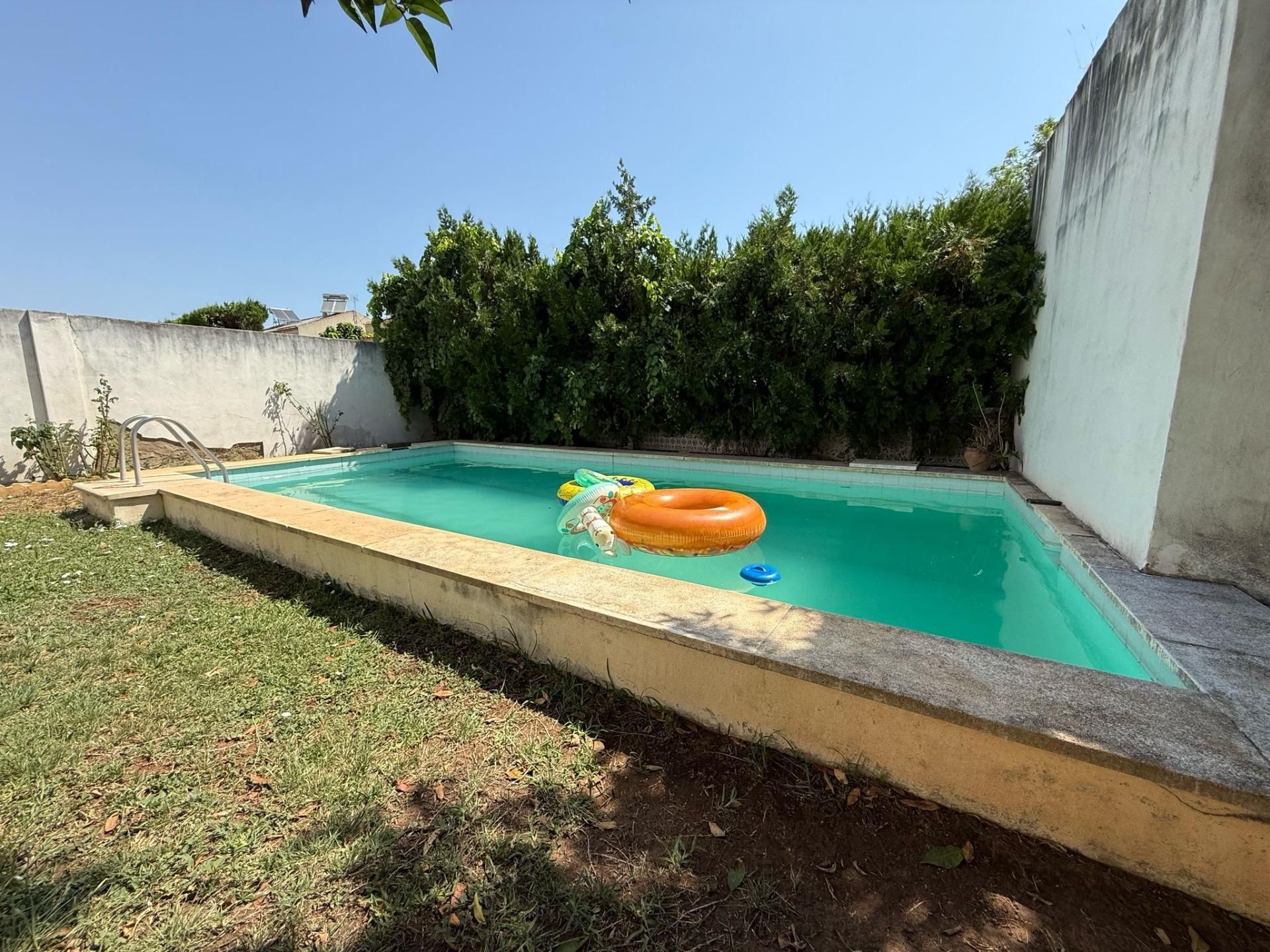 Piscina de Casa adosada en venda en Almensilla amb Aire condicionat, Jardí privat i Terrassa