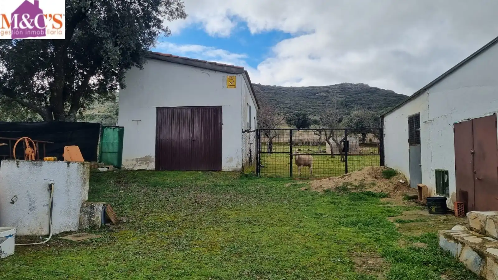 Vista exterior de Casa o xalet en venda en Cabezarrubias del Puerto amb Aire condicionat, Calefacció i Jardí privat