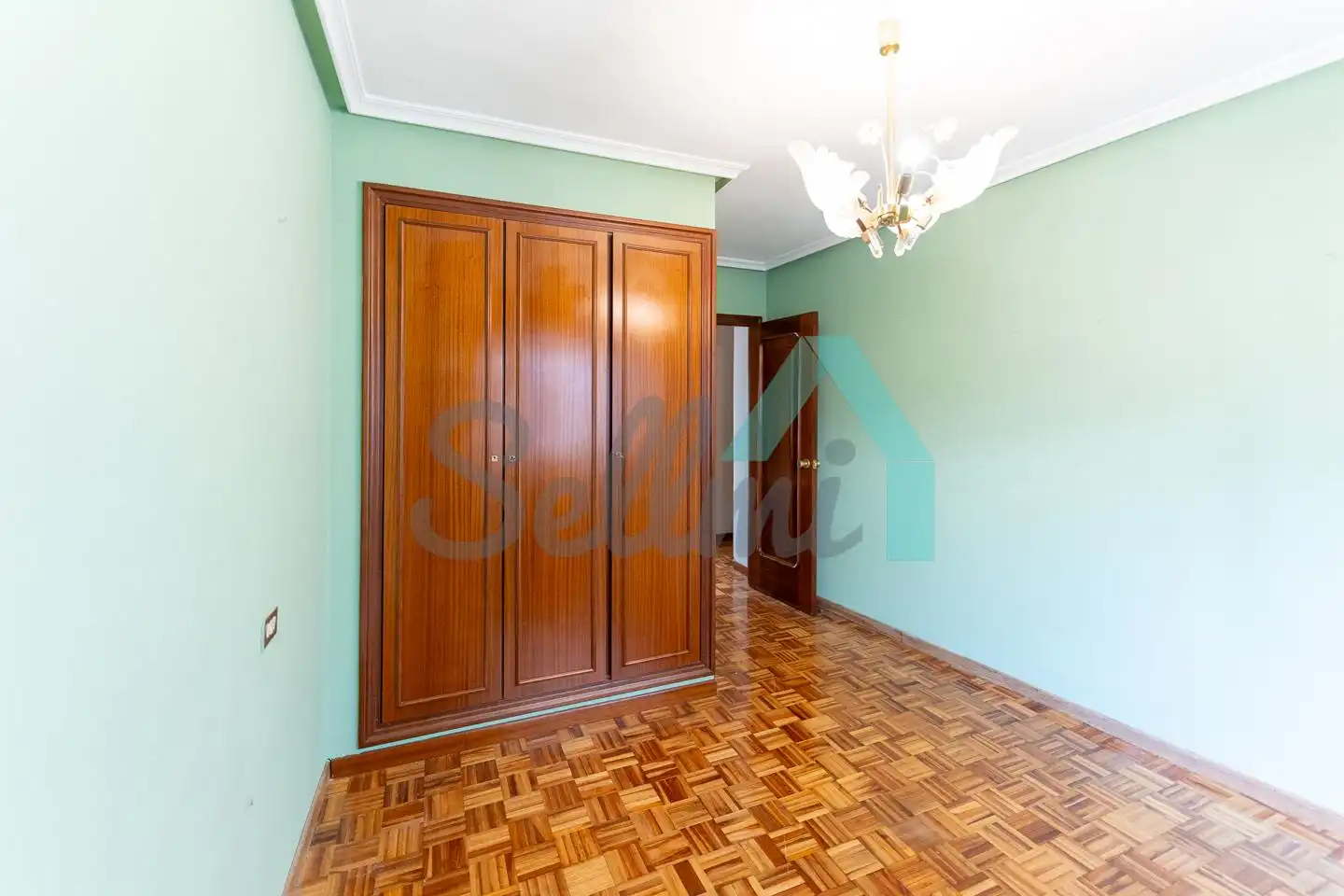 Dormitori de Pis en venda en Oviedo  amb Calefacció, Parquet i Terrassa