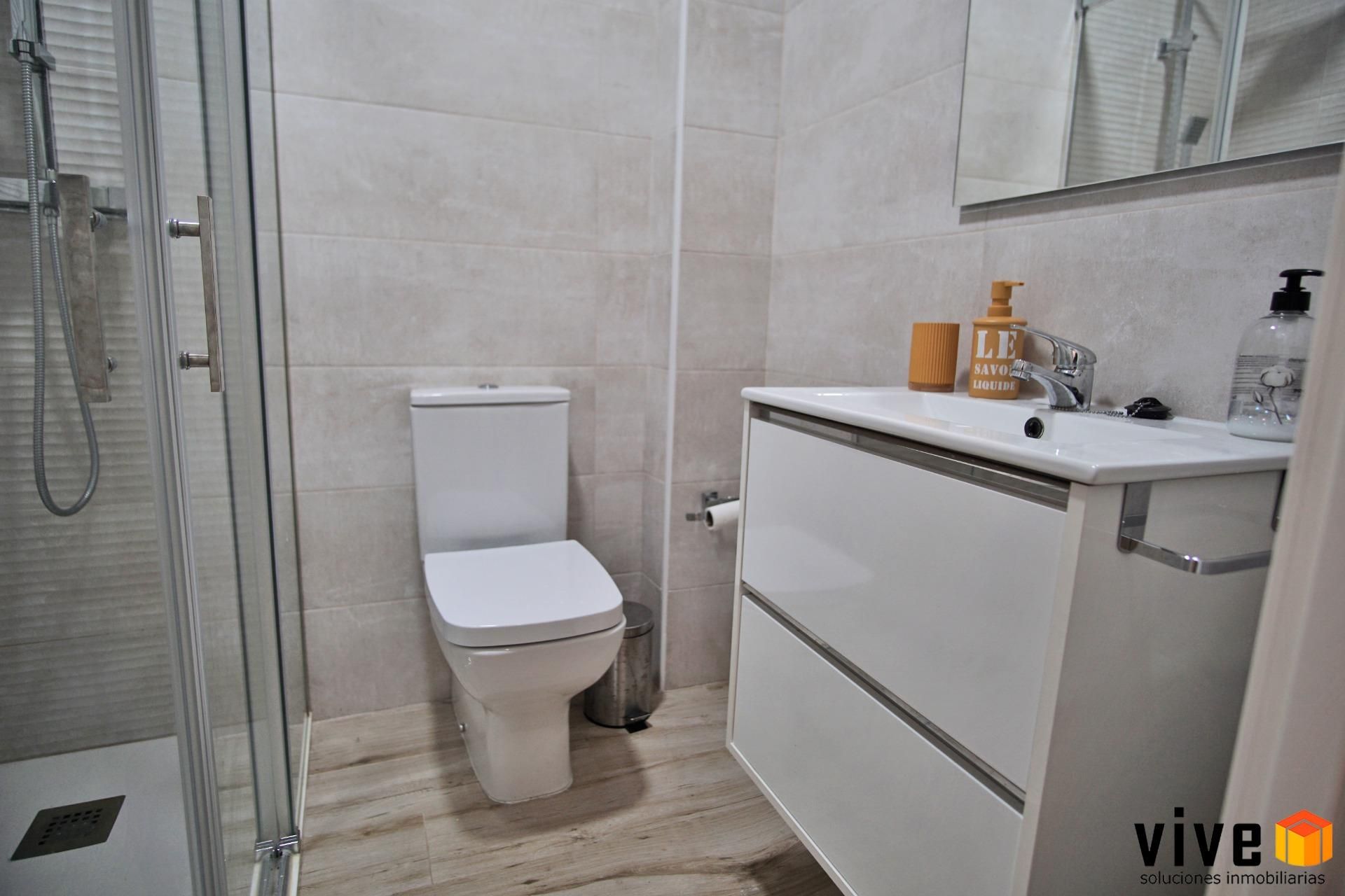 Bany de Pis en venda en  Sevilla Capital amb Aire condicionat i Moblat