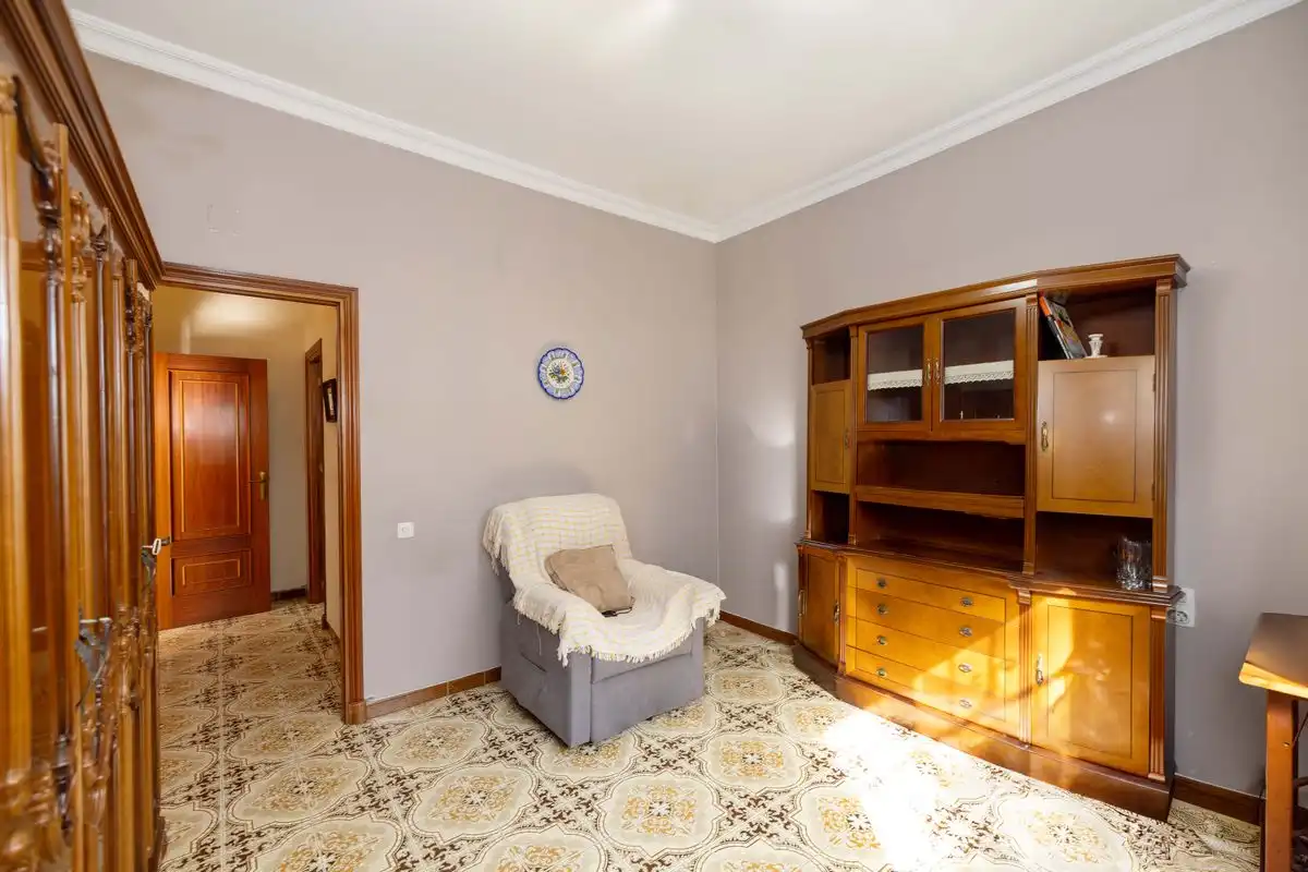 Wohnzimmer von Einfamilien-Reihenhaus zum Verkauf in Dos Hermanas mit Klimaanlage, Heizung und Privatgarten