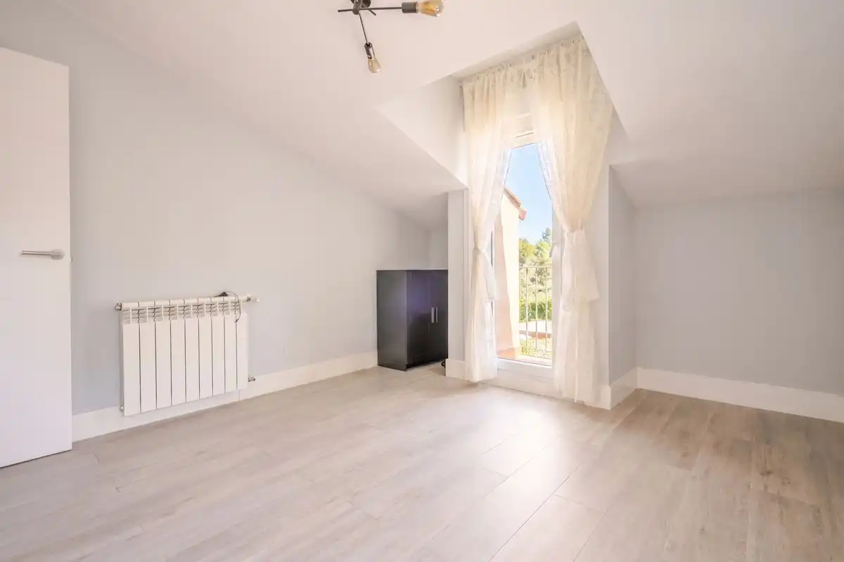 Habitación de Casa o chalet en venta en Boadilla del Monte con Aire acondicionado, Calefacción y Jardín privado