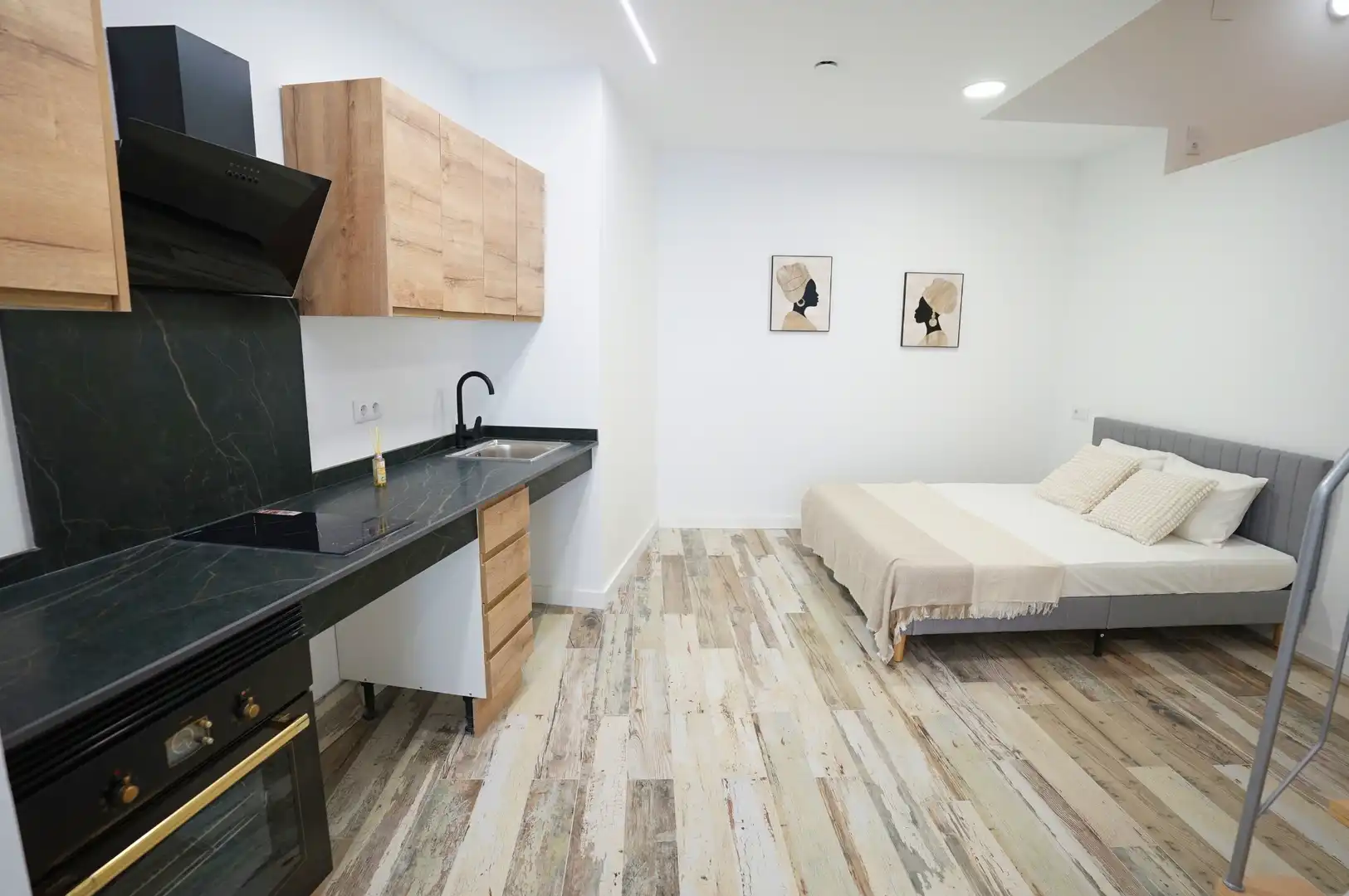 Bedroom of Study for sale in Valencia  with Air Conditioner