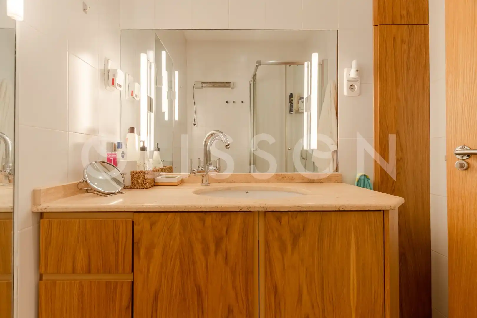 Baño de Piso en venta en Madrid con Calefacción, Trastero y Amueblado