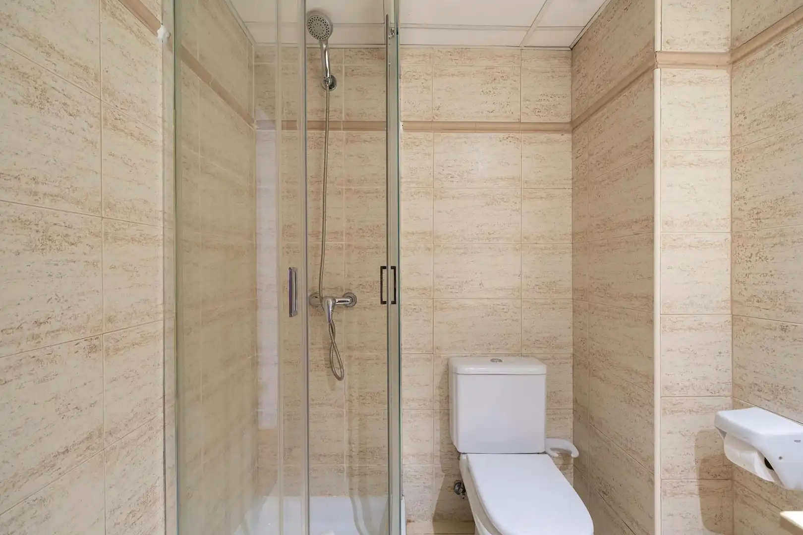 Bathroom of Flat for rent in Madrid  with Air Conditioner and Washing machine