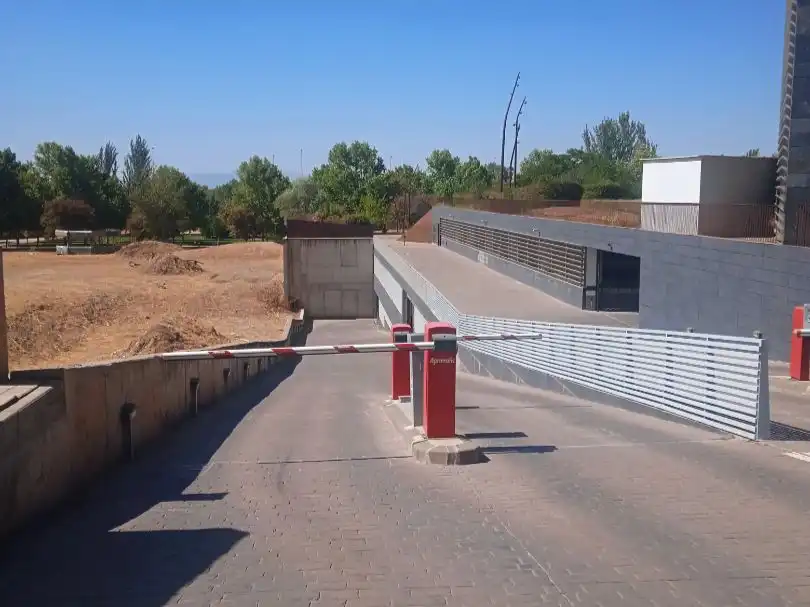 Parking de Garaje de alquiler en Granada con Alarma