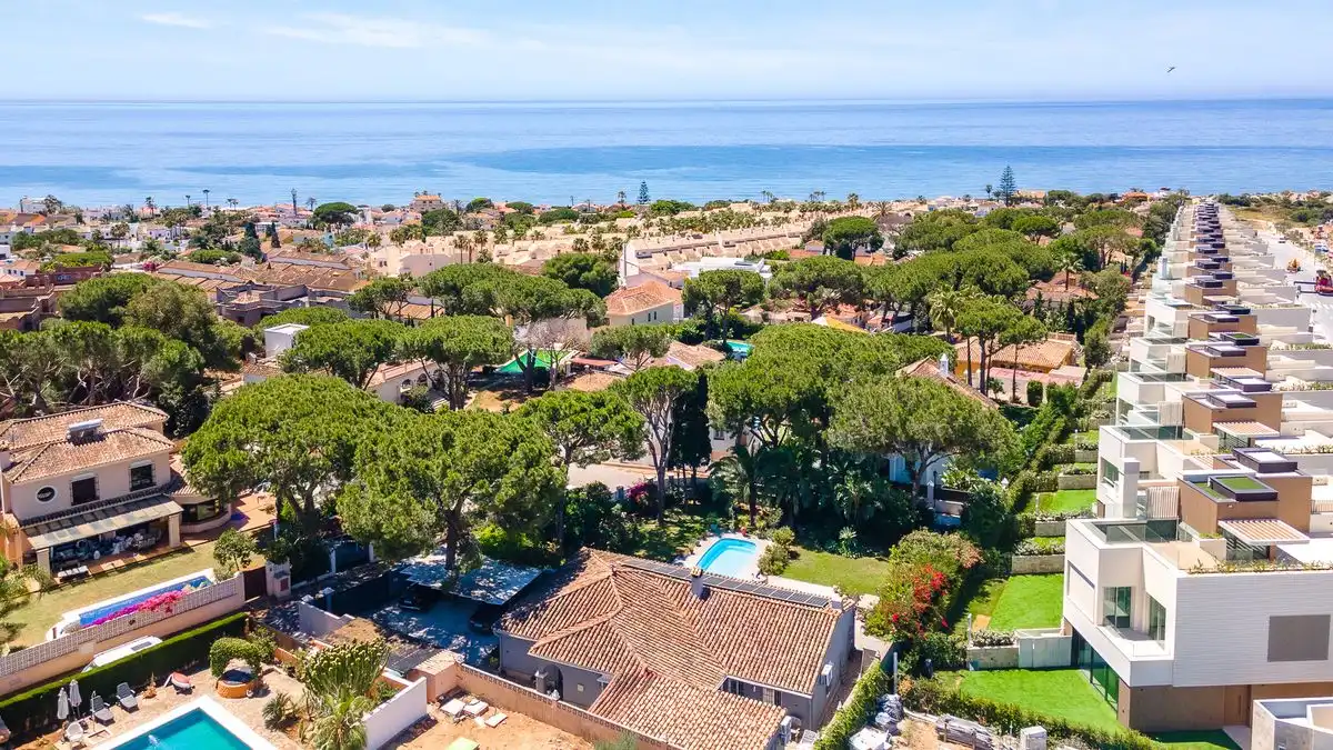 Vista exterior de Casa o xalet en venda en Marbella amb Aire condicionat, Calefacció i Jardí privat