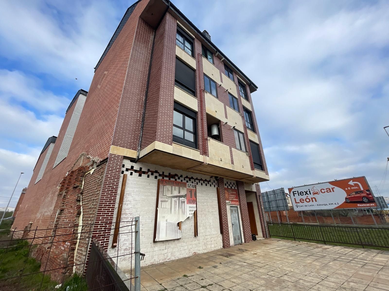 Exterior view of Flat for sale in León Capital   with Terrace and Storage room