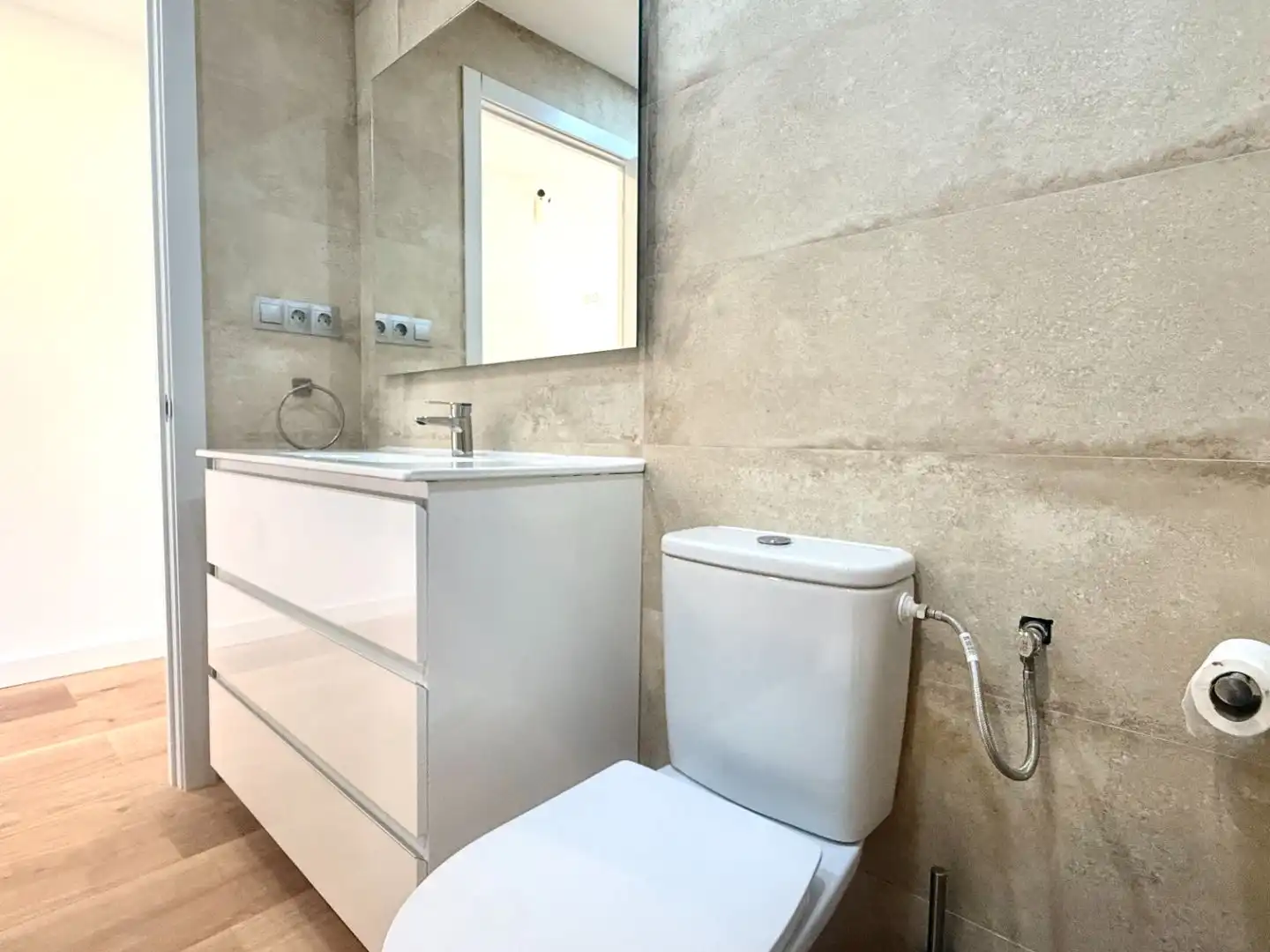 Baño de Piso en venta en Parla con Aire acondicionado, Terraza y Balcón