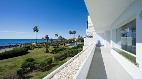 Fantástico piso en primera planta de tres dormitorios con jardín y vistas al mar. Cada dormitorio tiene un baño en suite.