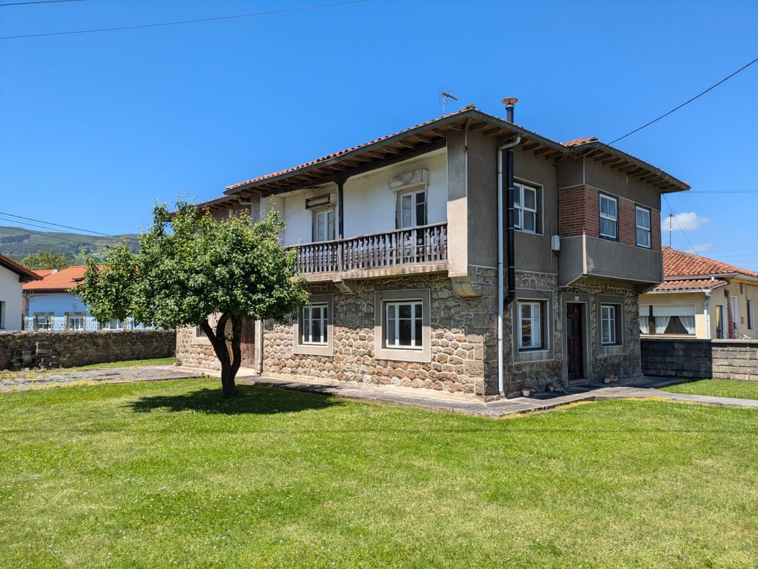 Vista exterior de Casa o xalet en venda en Los Corrales de Buelna  amb Jardí privat i Balcó