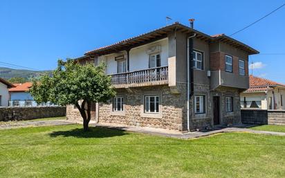 Vista exterior de Casa o xalet en venda en Los Corrales de Buelna  amb Jardí privat i Balcó