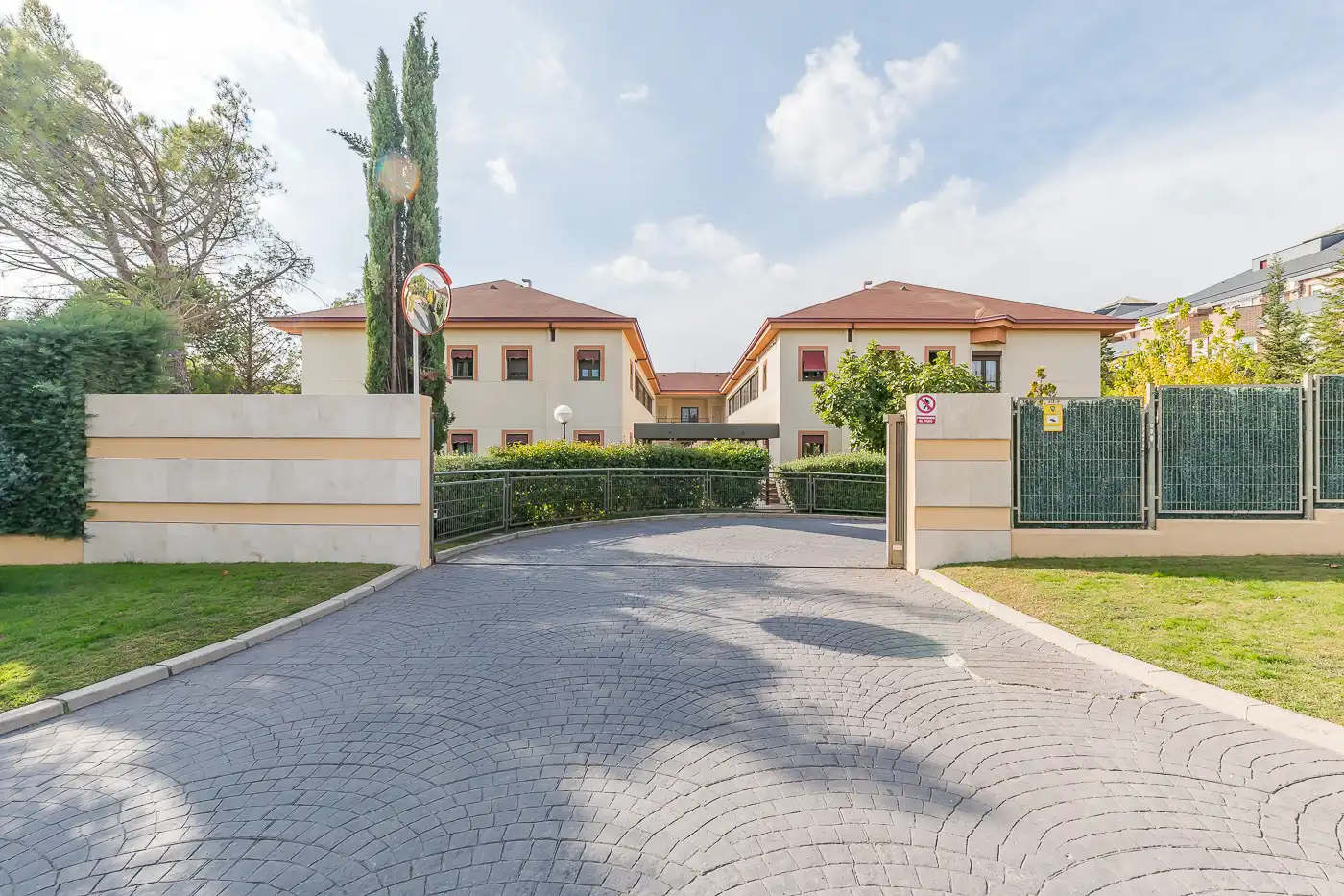 Vista exterior de Piso de alquiler en Las Rozas de Madrid con Aire acondicionado, Calefacción y Trastero