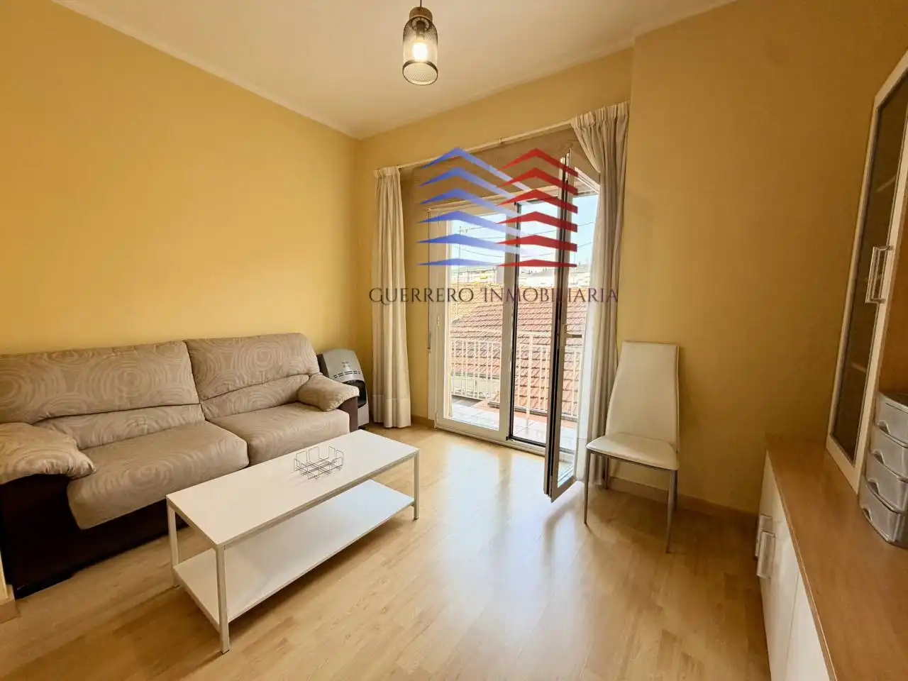 Wohnzimmer von Wohnungen zur Miete in Ourense Capital  mit Heizung, Parkett und Möbliert