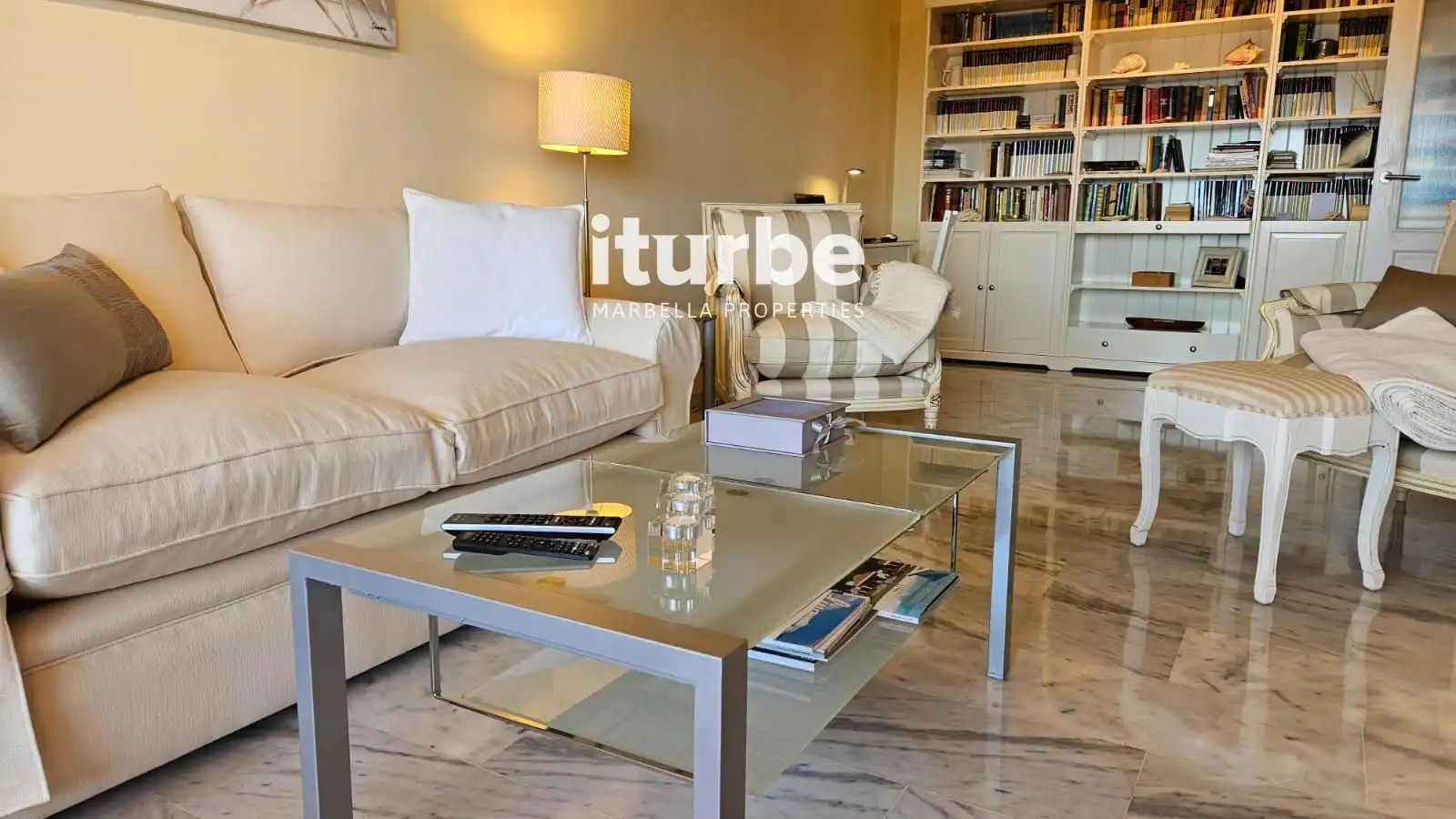 Sala de estar de Piso de alquiler en Marbella con Aire acondicionado, Terraza y Piscina